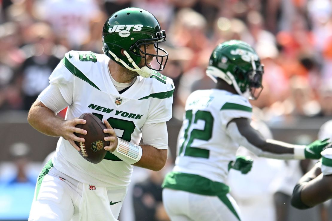 CLEVELAND, OHIO - SEPTEMBER 18: Joe Flacco #19 of the New York Jets looks to pass the ball against the Cleveland Browns during the first quarter at FirstEnergy Stadium on September 18, 2022 in Cleveland, Ohio. (Photo by Nick Cammett/Getty Images)