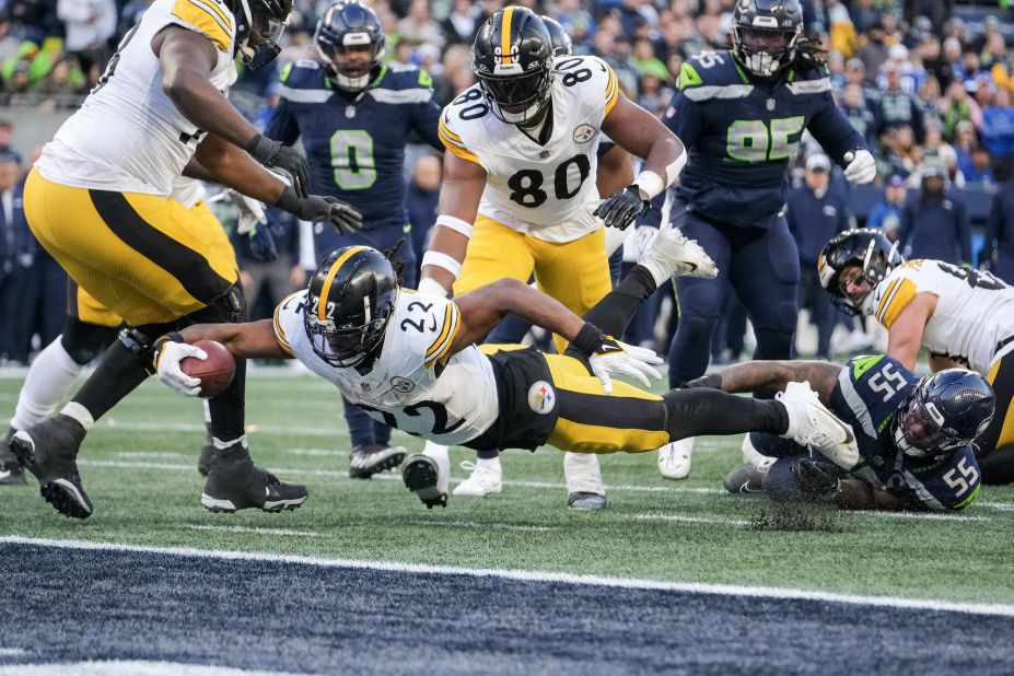 Najee Harris of the Pittsburgh Steelers scores a touchdown against the Seattle Seahawks on December 31. The Steelers beat the Seahawks 30-23.