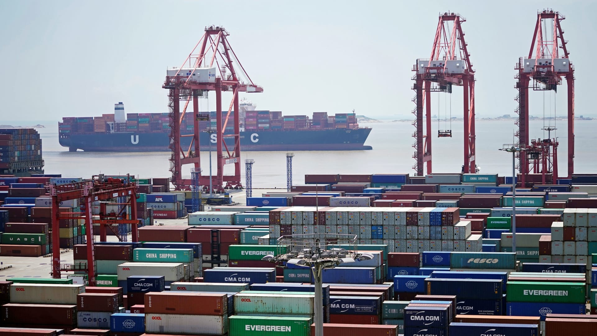 China’s annual exports drop for the first time in seven years