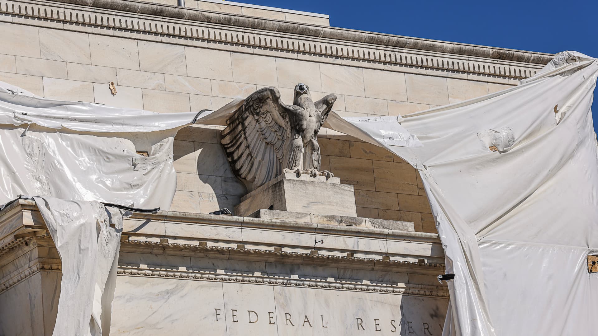 Watchdog report is critical of former Fed officials in stock trading controversy