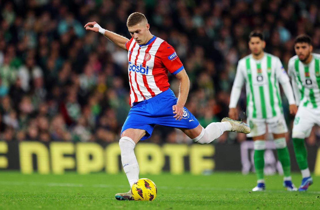 SEVILLE, SPAIN - DECEMBER 21: Artem Dovbyk of Girona FC scores their team's first goal from a penalty kick during the LaLiga EA Sports match between Real Betis and Girona FC at Estadio Benito Villamarin on December 21, 2023 in Seville, Spain. (Photo by Fran Santiago/Getty Images)