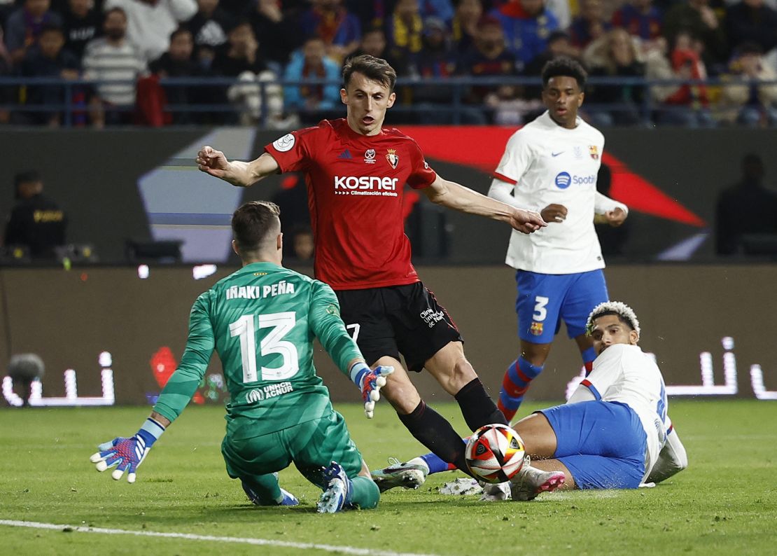 Soccer Football - Spanish Super Cup - Semi Final - FC Barcelona v Osasuna - Al-Awwal Park, Riyadh, Saudi Arabia - January 11, 2024
Osasuna's Ante Budimir in action with FC Barcelona's Inaki Pena and Ronald Araujo REUTERS/Juan Medina