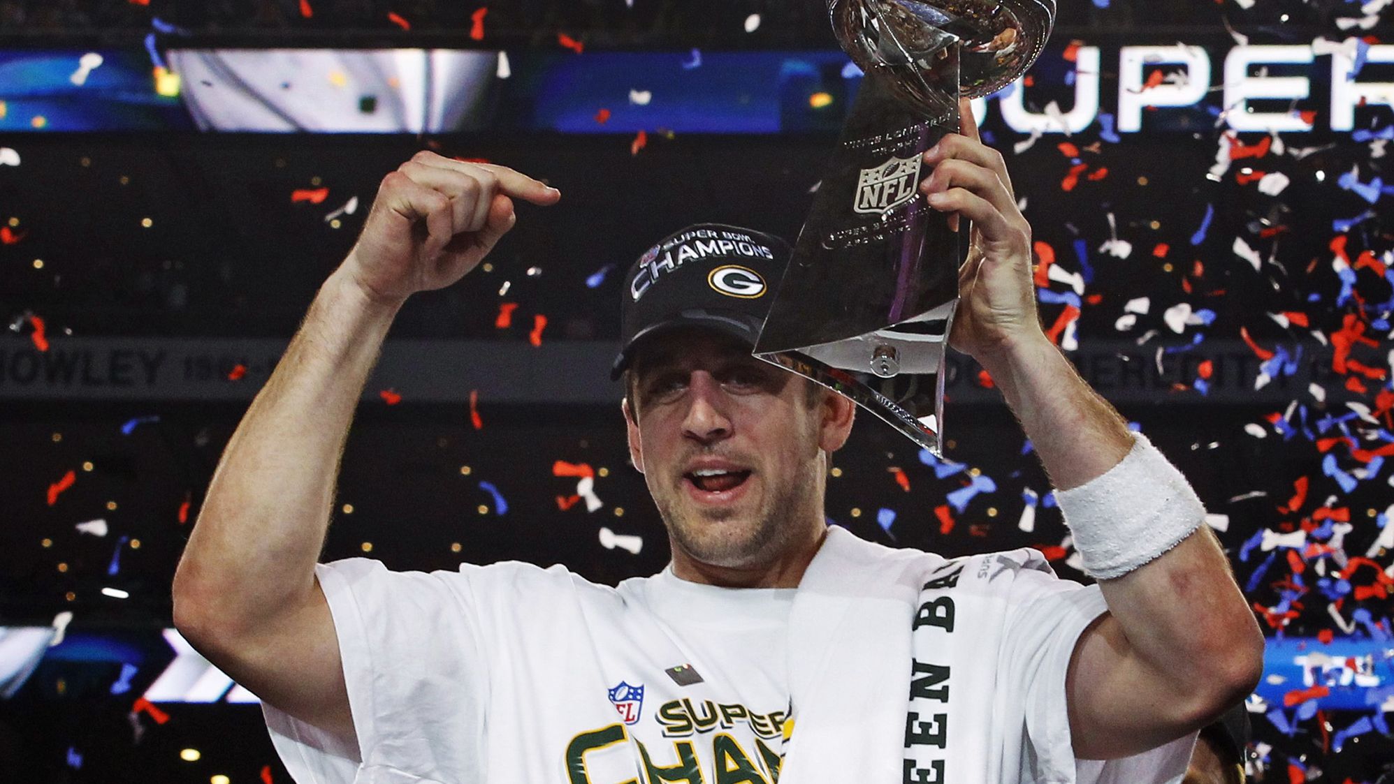 Green Bay Packers quarterback Aaron Rodgers holds up the Vince Lombardi Trophy after the Packers defeated the Pittsburgh Steelers in the NFL's Super Bowl XLV football game in Arlington, Texas, February 6, 2011. Rodgers was voted MVP of the game.  REUTERS/Brian Snyder (UNITED STATES  - Tags: SPORT FOOTBALL)