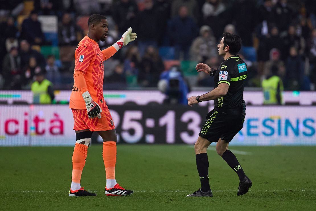 UDINE, ITALY - JANUARY 20: Mike Maignan of AC Milan talks with Fabio Maresca, referee of the match during the Serie A TIM match between Udinese Calcio and AC Milan at Dacia Arena on January 20, 2024 in Udine, Italy. (Photo by Emmanuele Ciancaglini/Ciancaphoto Studio/Getty Images)