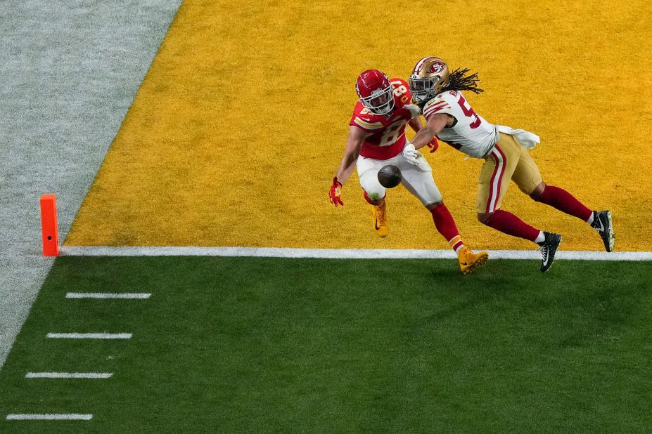 Kelce, left, is unable to catch a pass while defended by 49ers linebacker Fred Warner late in the fourth quarter.