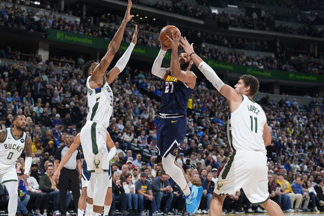 Murray drives to the basket during the game.