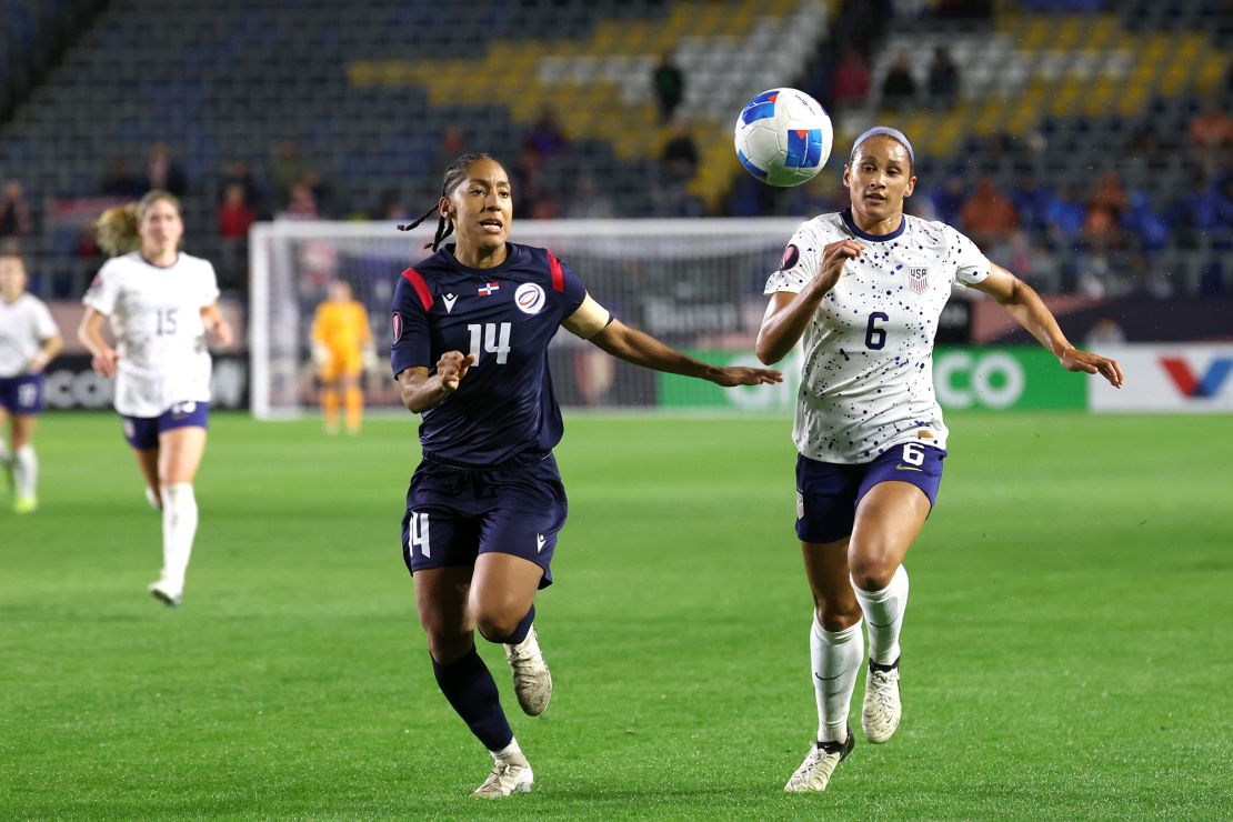 Lynn Williams (right) and Lucía León chase down the ball.