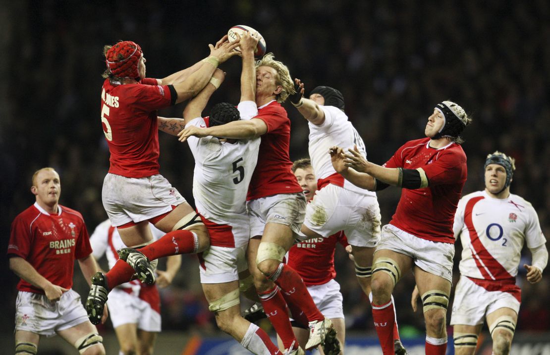 Rugby Union - England v Wales RBS Six Nations Championship 2008 - Twickenham Stadium, London, England - 2/2/08 
Steve Borthwick of England battles Alun Wyn Jones (L) and Alix Popham of Wales  
Mandatory Credit: Action Images / Paul Harding