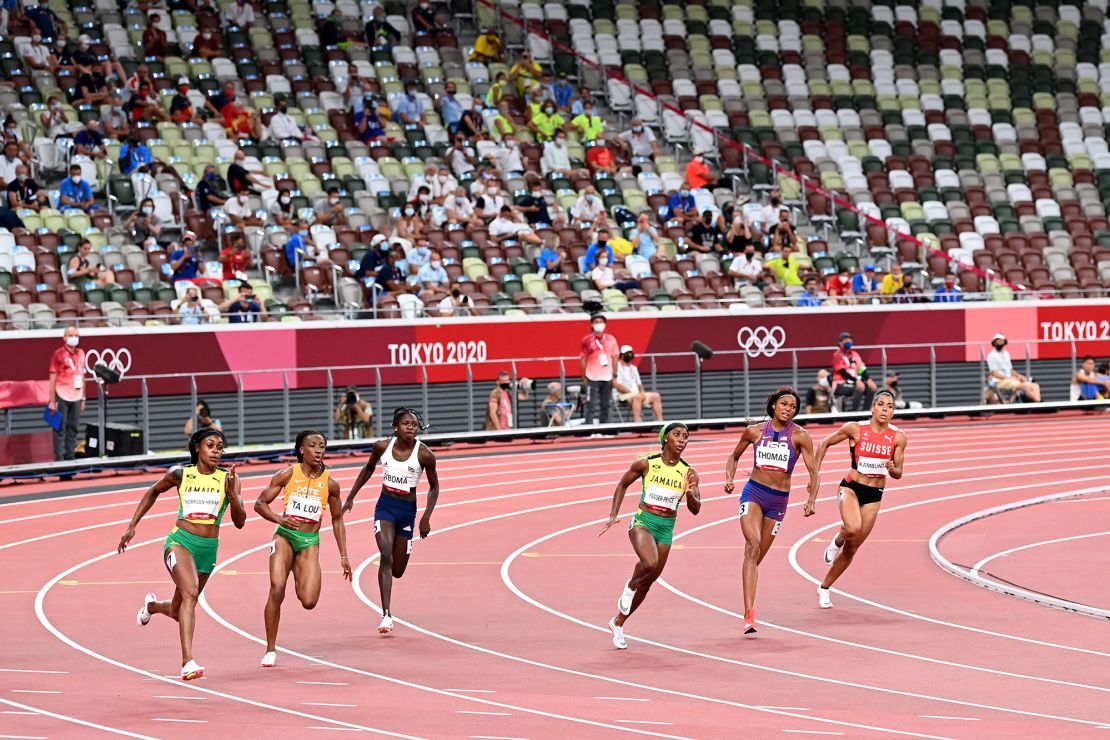 Fraser-Pryce (center) competes in the 200-meter final at the Tokyo Olympics in 2021.