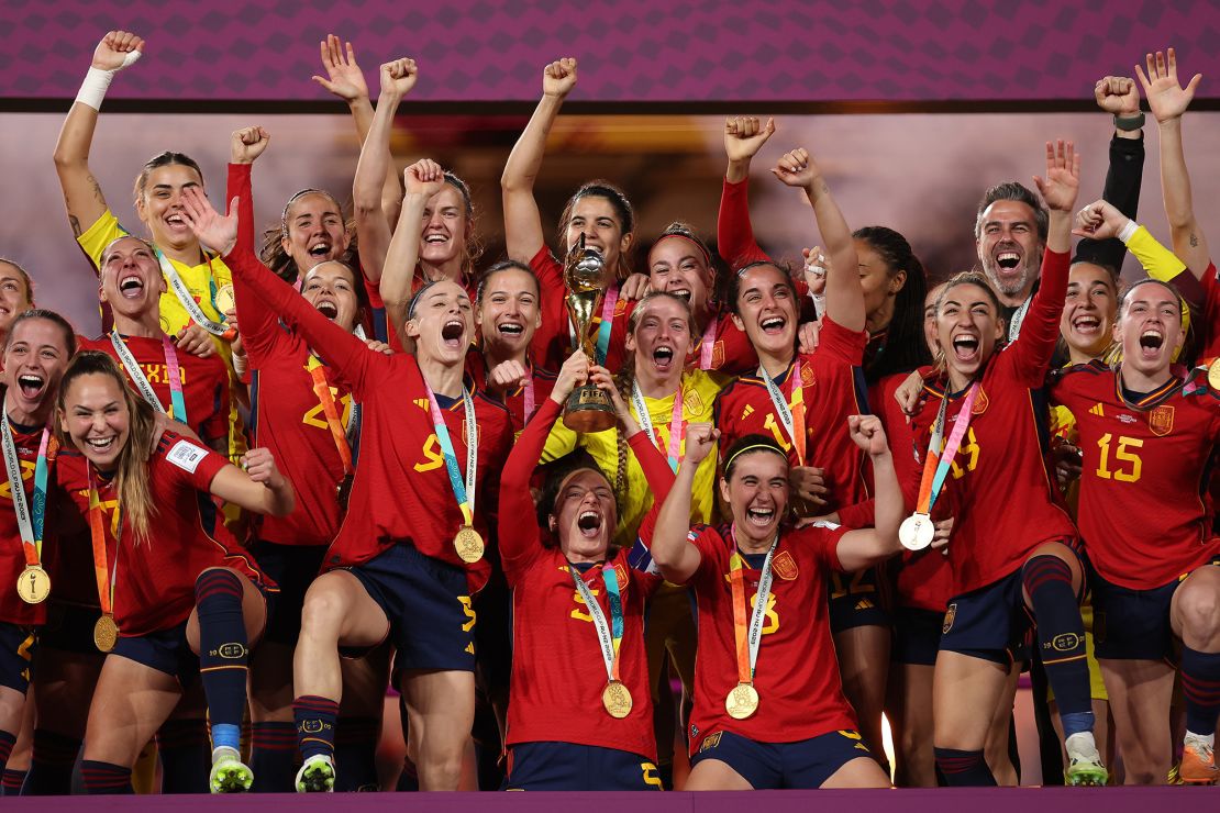 The victorious Spain squad hoists the World Cup trophy in August 2023.