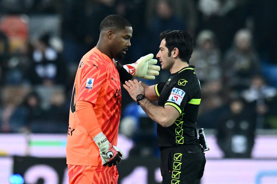 Maignan speaks with referee Fabio Maresca during the match between AC Milan and Udinese.