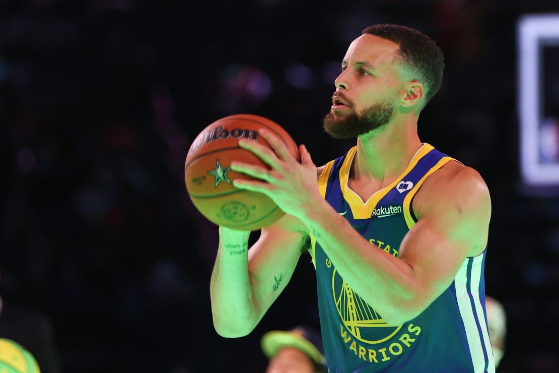 Stephen Curry prepares to shoot in the three-point challenge against Sabrina Ionescu.