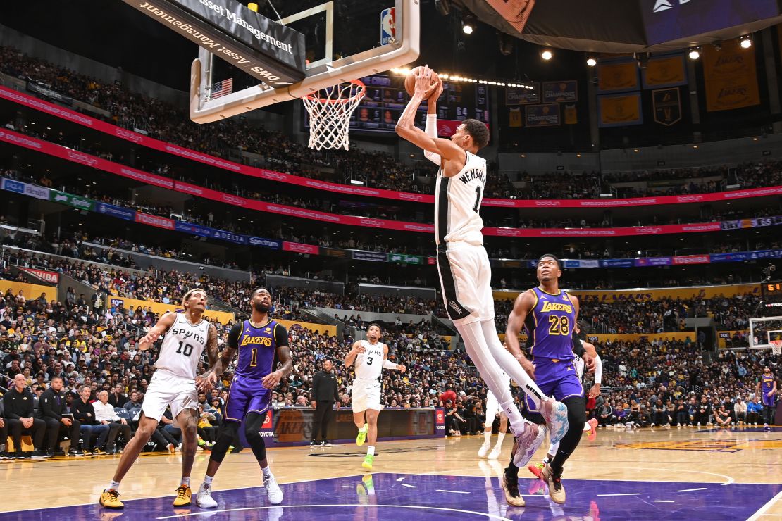 Victor Wembanyama dunks the ball during the game against the Lakers.