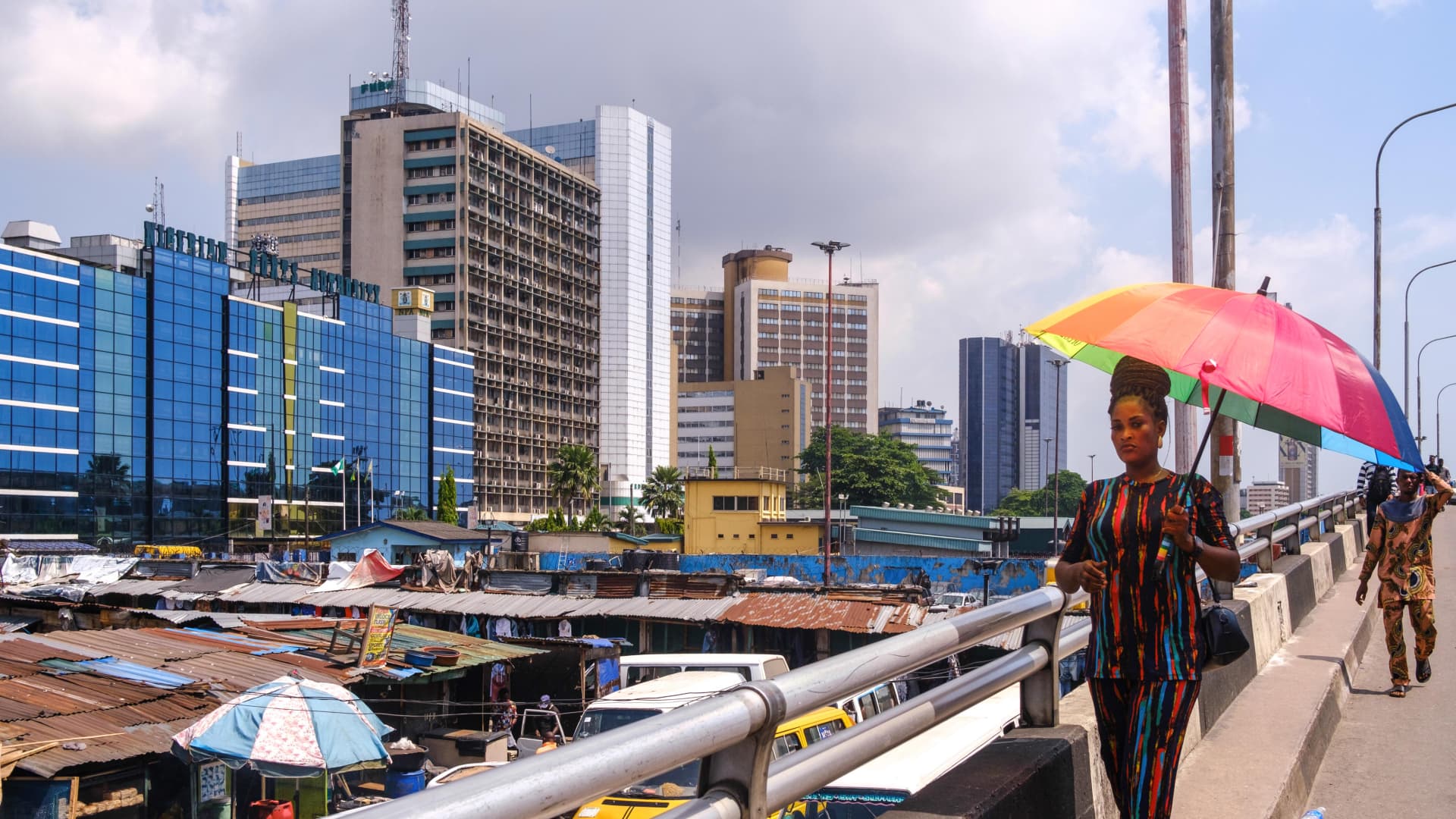 Nigeria’s central bank hikes interest rate to 24.75% as it battles sky-high inflation, currency crisis