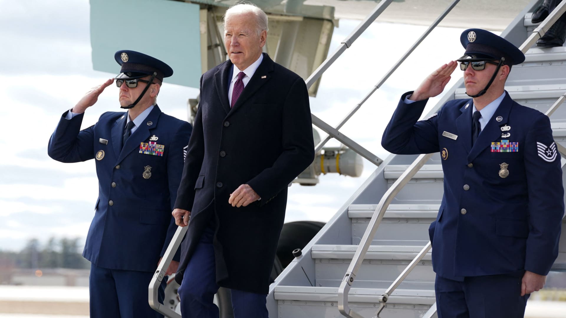 Biden wants to hire 2,000 air traffic controllers in 2025