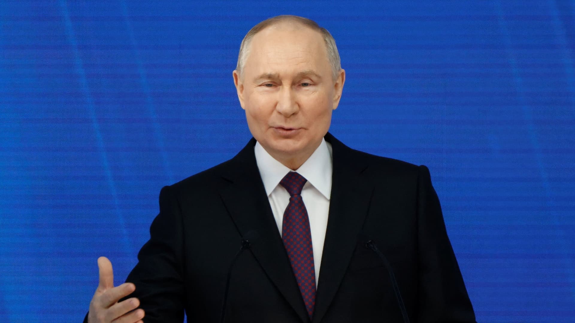 Putin wins Russia election in landslide with no serious competition