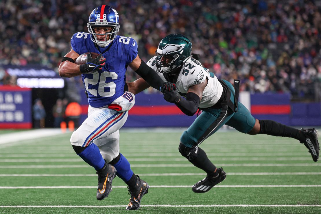 Barkley breaks a tackle by Philadelphia Eagles linebacker Zach Cunningham to rush for a touchdown.