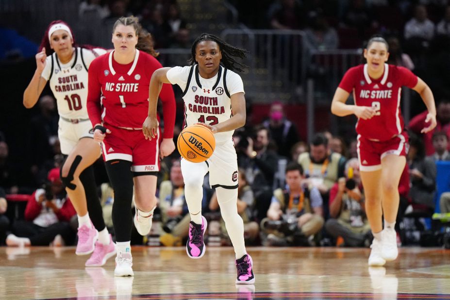 Gamecocks guard MiLaysia Fulwiley controls the ball in the third quarter. Fulwiley scored seven points during the game.