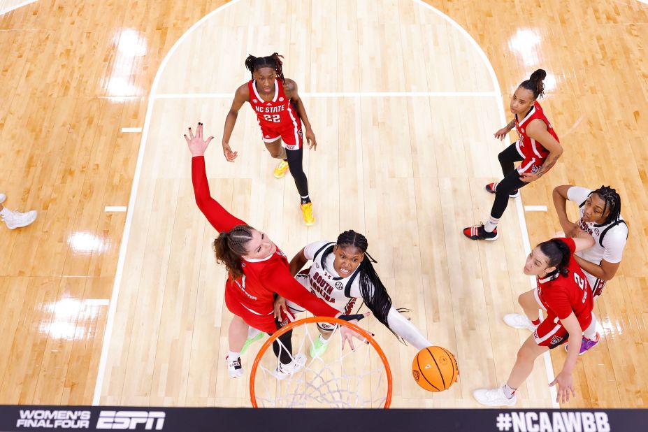 South Carolina's Sania Feagin attempts a lay up while guarded by Baldwin.