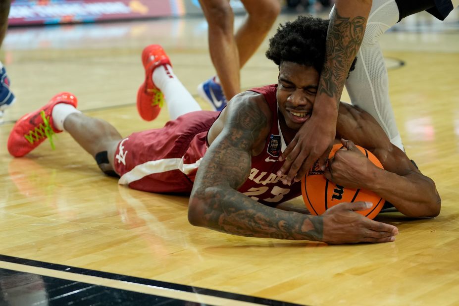 Alabama forward Nick Pringle battles for a loose ball.