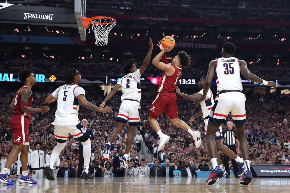 Alabama's Mark Sears attempts a shot during the first half.