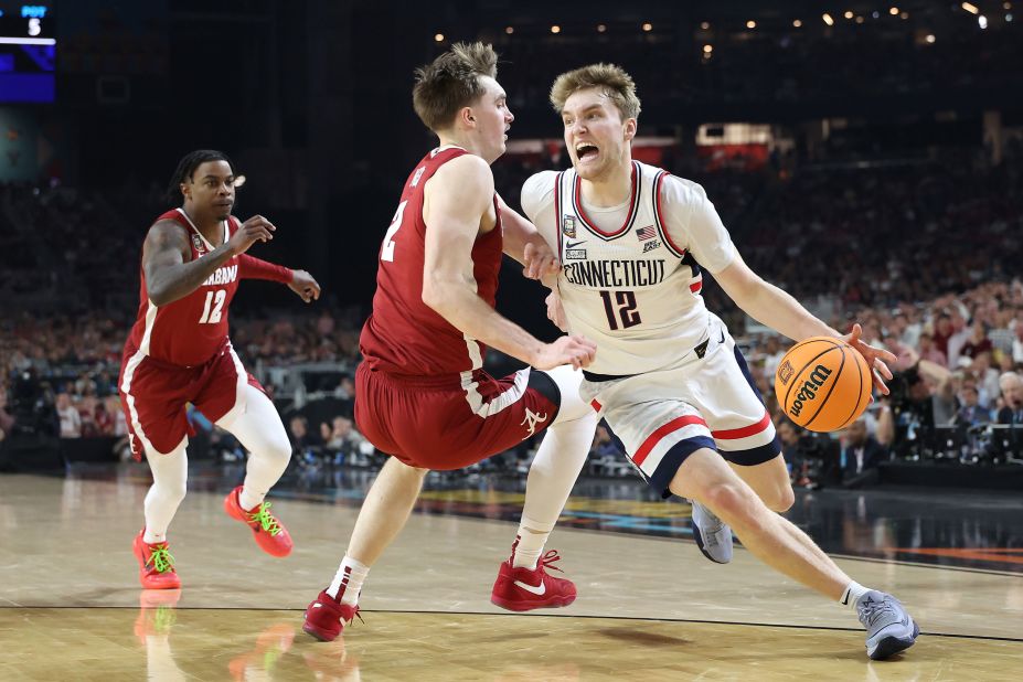 Huskies guard Cam Spencer dribbles the ball while being guarded by Nelson.