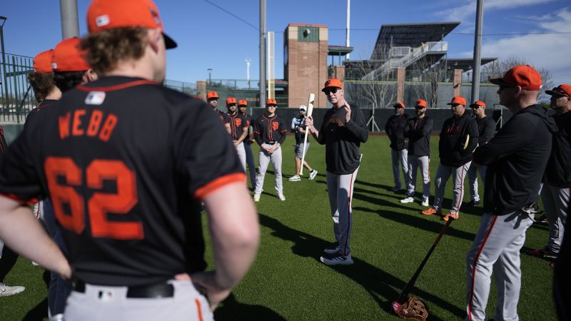 San Francisco Giants manager Bob Melvin implements new policy requiring dugout to stand for ‘The Star-Spangled Banner’