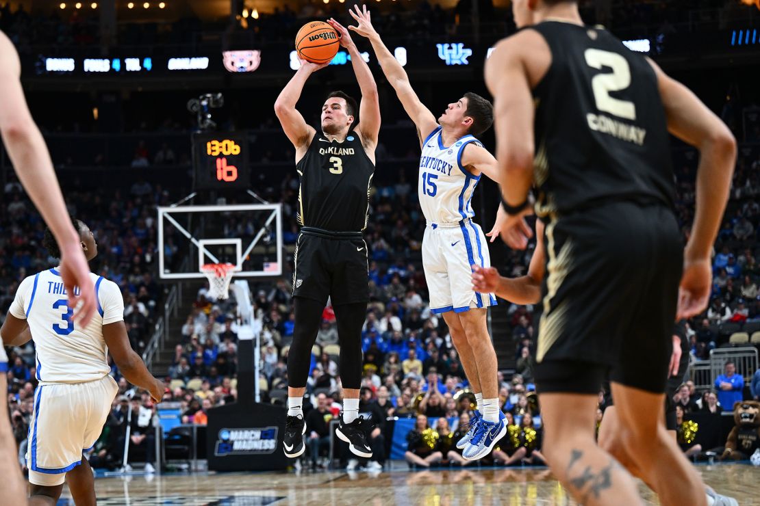 Gohlke shoots against Kentucky Wildcats guard Reed Sheppard.