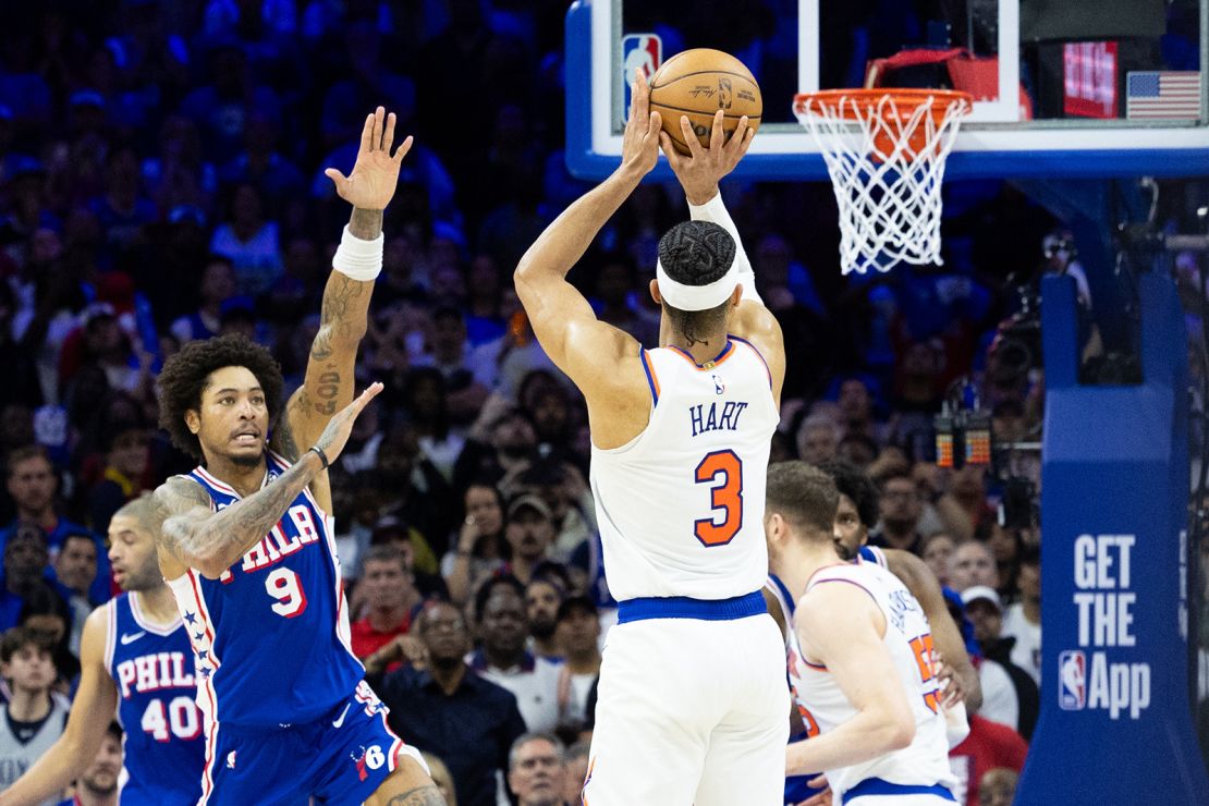 Josh Hart scores the game-winning three-pointer against the 76ers.