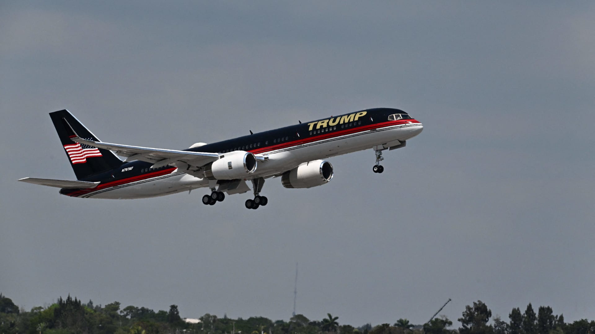 Trump’s Boeing 757 clipped parked plane after landing at Florida airport Sunday, FAA says