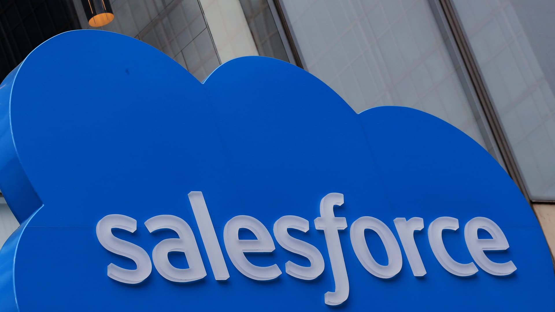 Stocks making the biggest moves midday: Salesforce, Kohl’s, HP, Best Buy and more