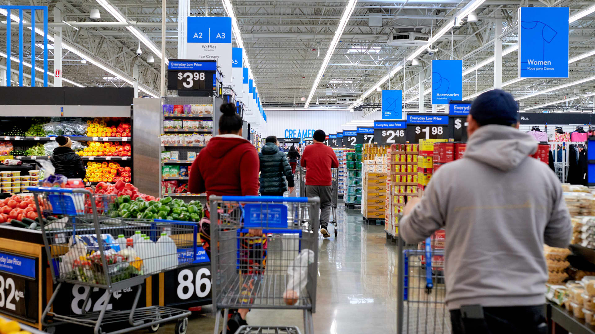 Affluent consumers are creating a ‘bubble’ at Walmart, warns retailer’s former U.S. CEO Bill Simon