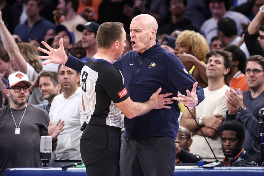 Carlisle argues with an official as a result of the overturned call.