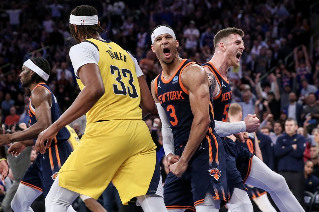 The Knicks' Josh Hart and Isaiah Hartenstein celebrate during the game.