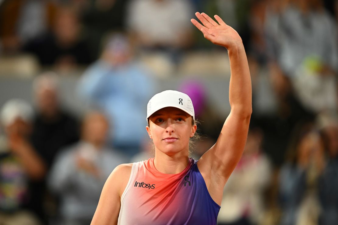 Świątek celebrates her 15th consecutive win at the French Open.