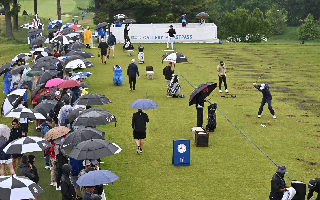 Drizzling rain made for a damp final round.