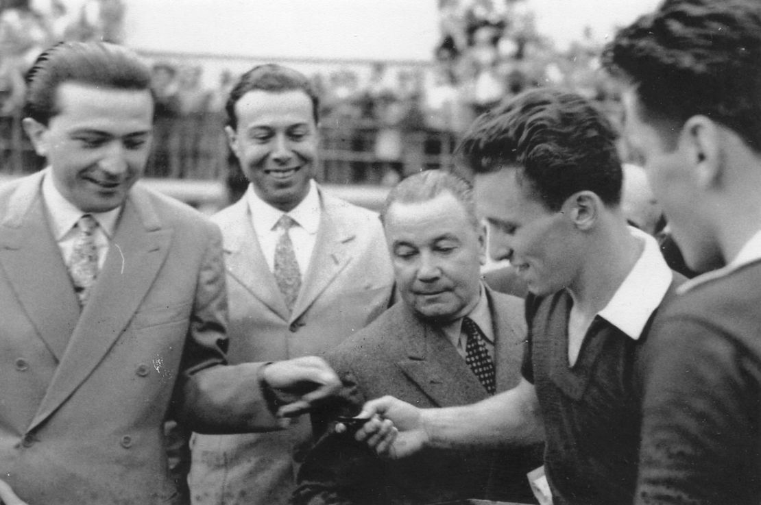 Giulio Andreotti (left) congratulates youth captain Motto (second on the right) with the championship title.