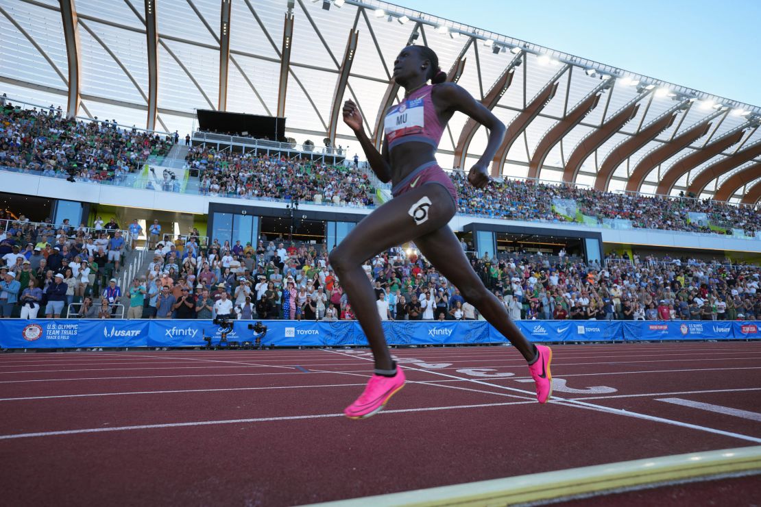 Mu was able to finish the race after her fall.