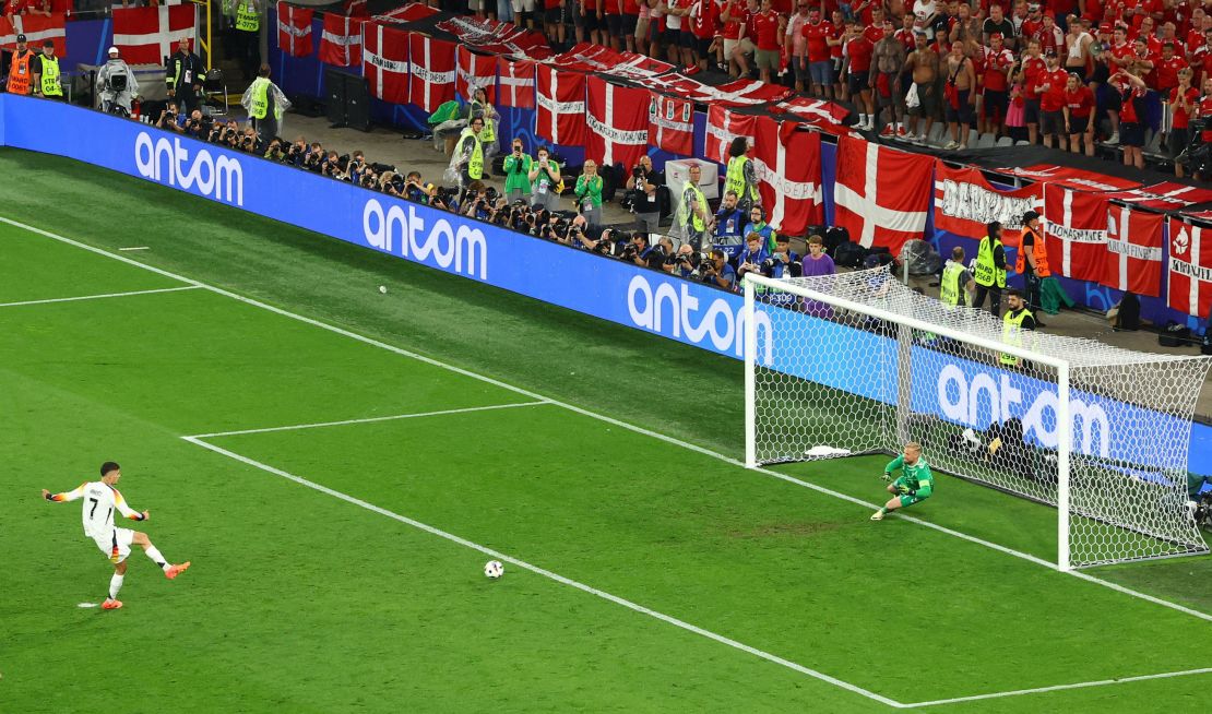 Havertz scores a pinpoint penalty.