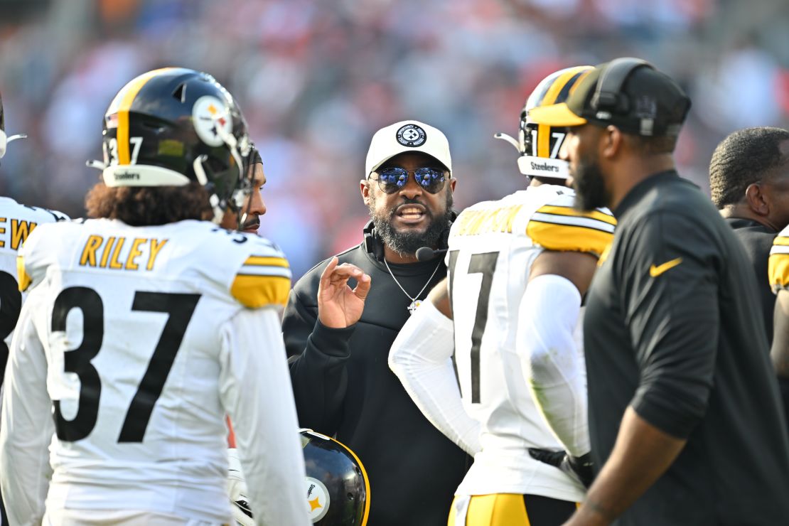 CLEVELAND, OHIO - NOVEMBER 19: Head coach Mike Tomlin talks to his players during the second quarter against the Cleveland Browns at Cleveland Browns Stadium on November 19, 2023 in Cleveland, Ohio. The Browns defeated the Steelers 13-10. (Photo by Jason Miller/Getty Images)