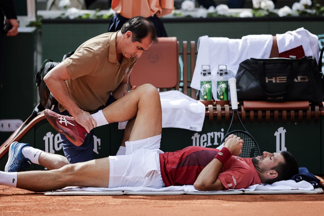 Djokovic receives treatment to his knee during the victory against Cerúndolo.