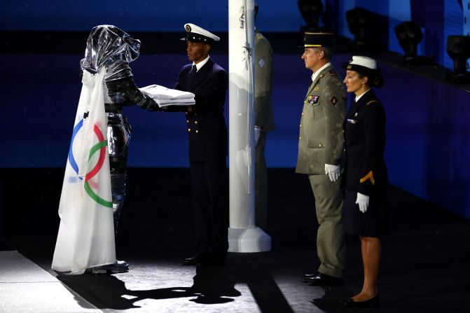 Floriane Issert, a noncommissioned officer of the National Gendarmerie, presents the Olympic flag at the Trocadéro.