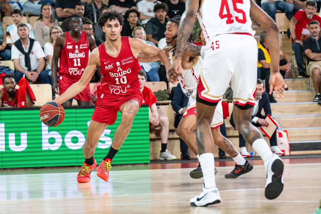 Risacher dribbles the ball during the match between JL Bourg and Monaco.