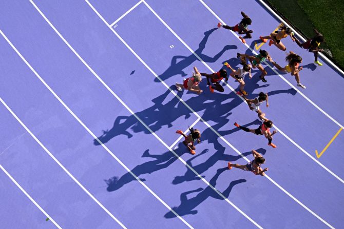 Athletes compete in the women's 5,000-meter heat on August 2.