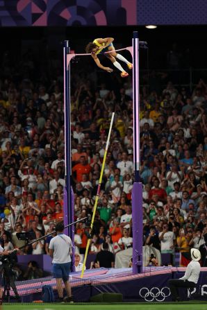 Duplantis completes his world-record pole vault. On his final attempt, Duplantis cleared 6.25 meters (20 feet, 6 inches), <a href="https://www.cnn.com/2024/08/05/sport/mondo-duplantis-pole-vault-world-record-paris-olympics-spt-intl/index.html">breaking the world record for the ninth time in his career</a>.