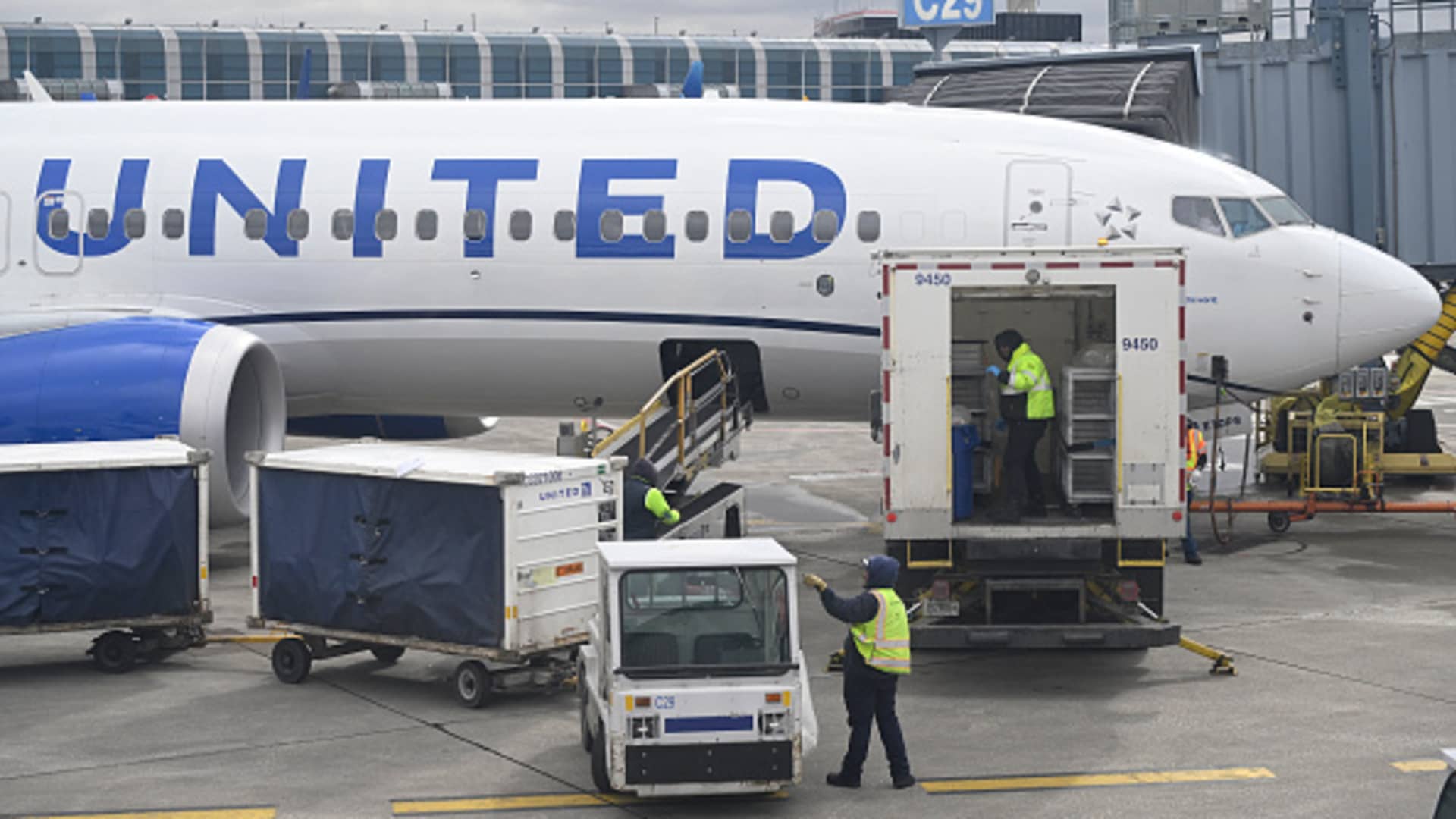 Stocks making the biggest moves after hours: United Airlines, Discover Financial Services, Kinder Morgan and more