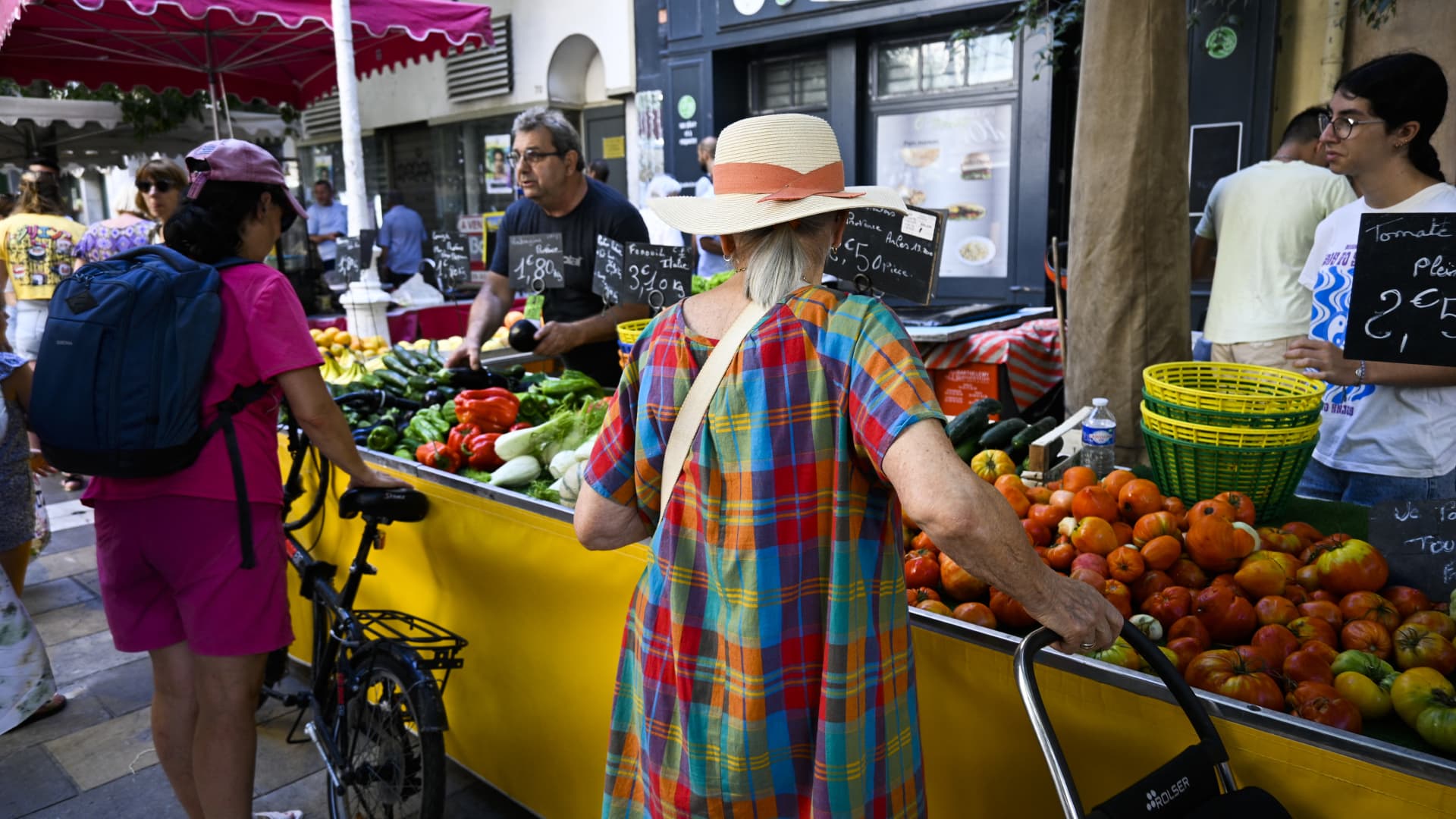 Euro zone inflation rises to 2.6% in July, above expectations