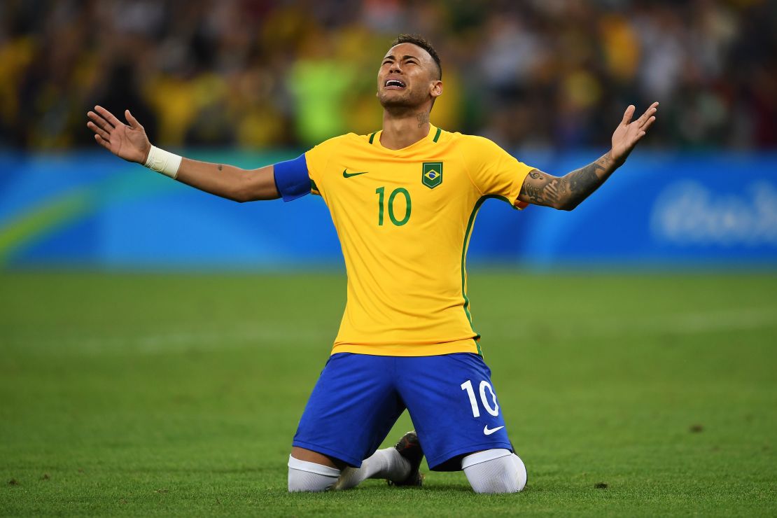 RIO DE JANEIRO, BRAZIL - AUGUST 20:  Neymar of Brazil celebrates scoring the winning penalty in the penalty shoot out during the Men's Football Final between Brazil and Germany at the Maracana Stadium on Day 15 of the Rio 2016 Olympic Games on August 20, 2016 in Rio de Janeiro, Brazil.  (Photo by Laurence Griffiths/Getty Images)