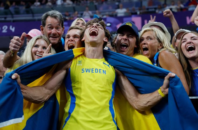 Duplantis celebrates after winning gold on August 5.