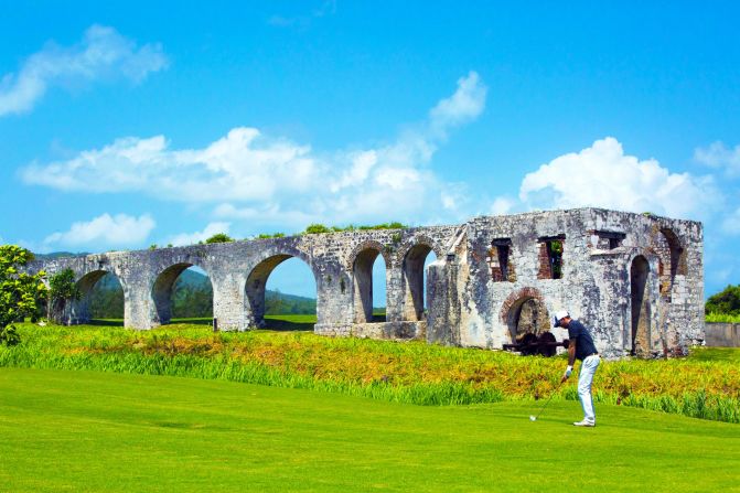 History is on display throughout the course. Headstones dating as far back as the 1770s dot a graveyard next to the 4th hole, while a plantation-era aqueduct sits alongside multiple fairways.